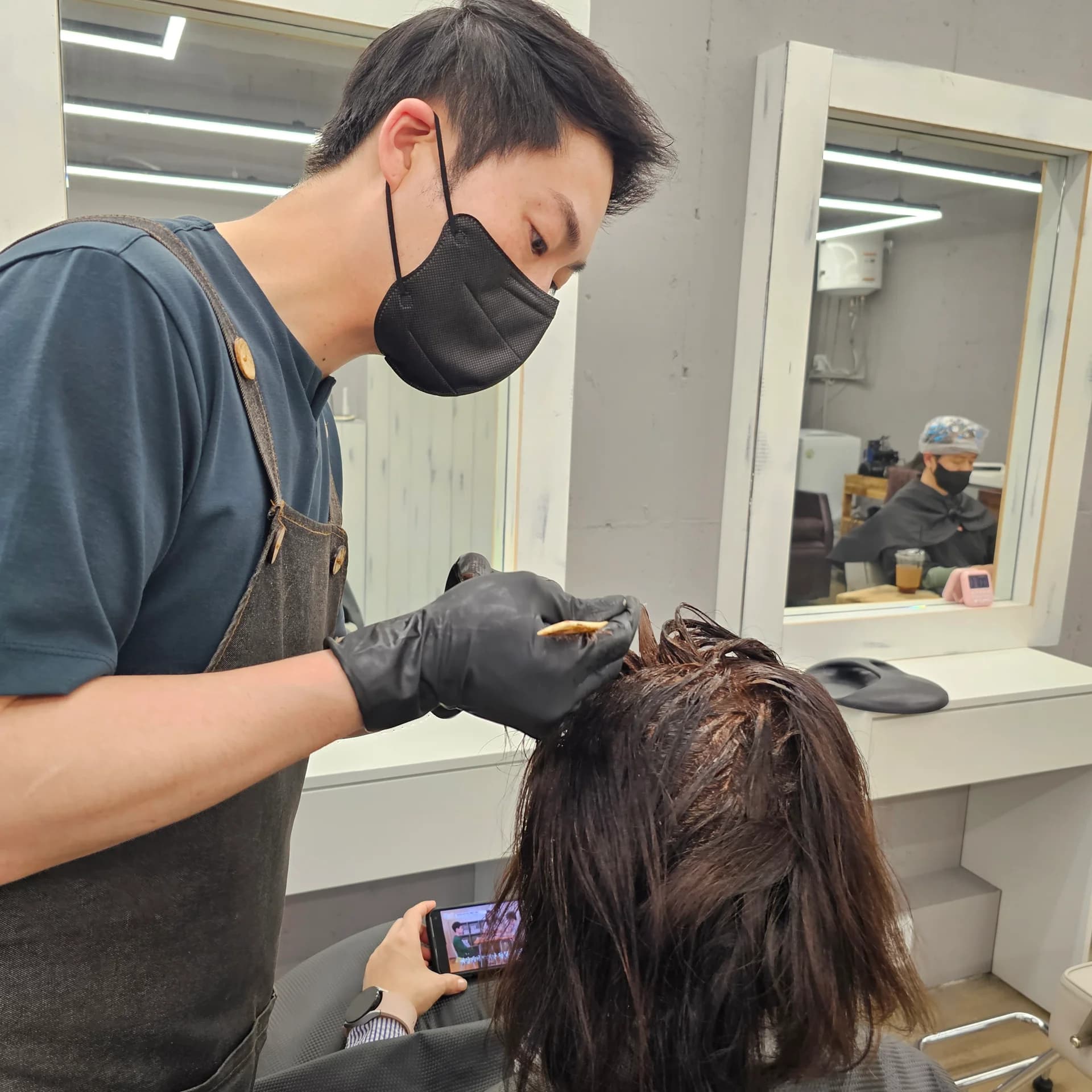 뿌리염색을 하면서 동시에 머리카락 뿌리 부분에 강한 볼륨감을 형성하는 방법 관련 사진